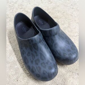 CROCS Women's Dark Patterned Clogs